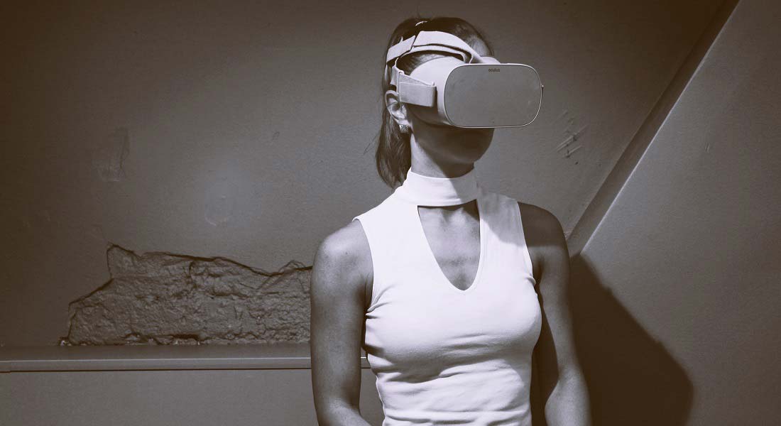 en kvinde med VR briller